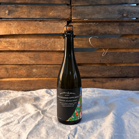 Mousserande äppelmust från Ranviks Trädgård på champagneflaska